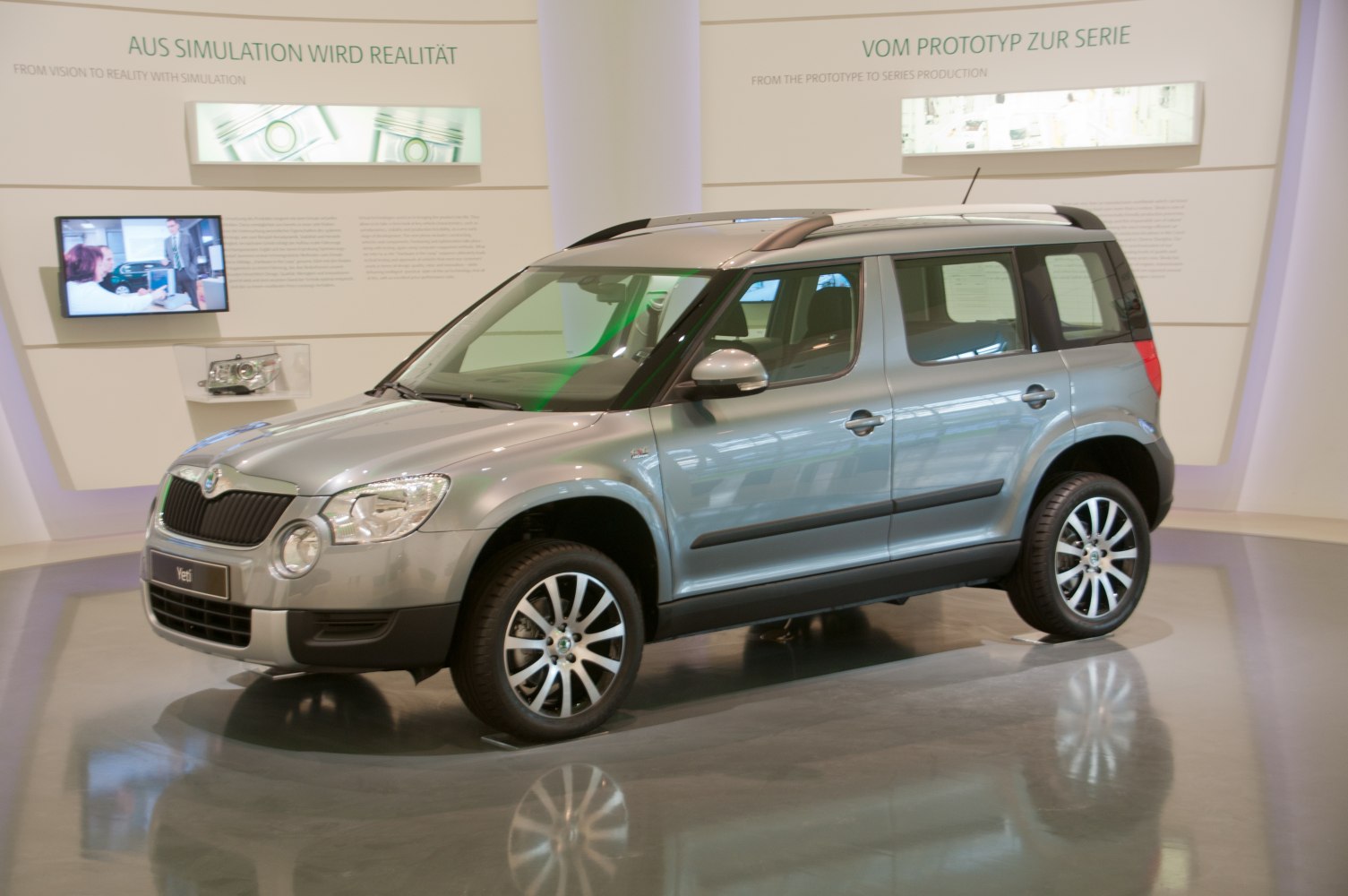 Front-side view of compact SUV with alloy wheels and roof rails