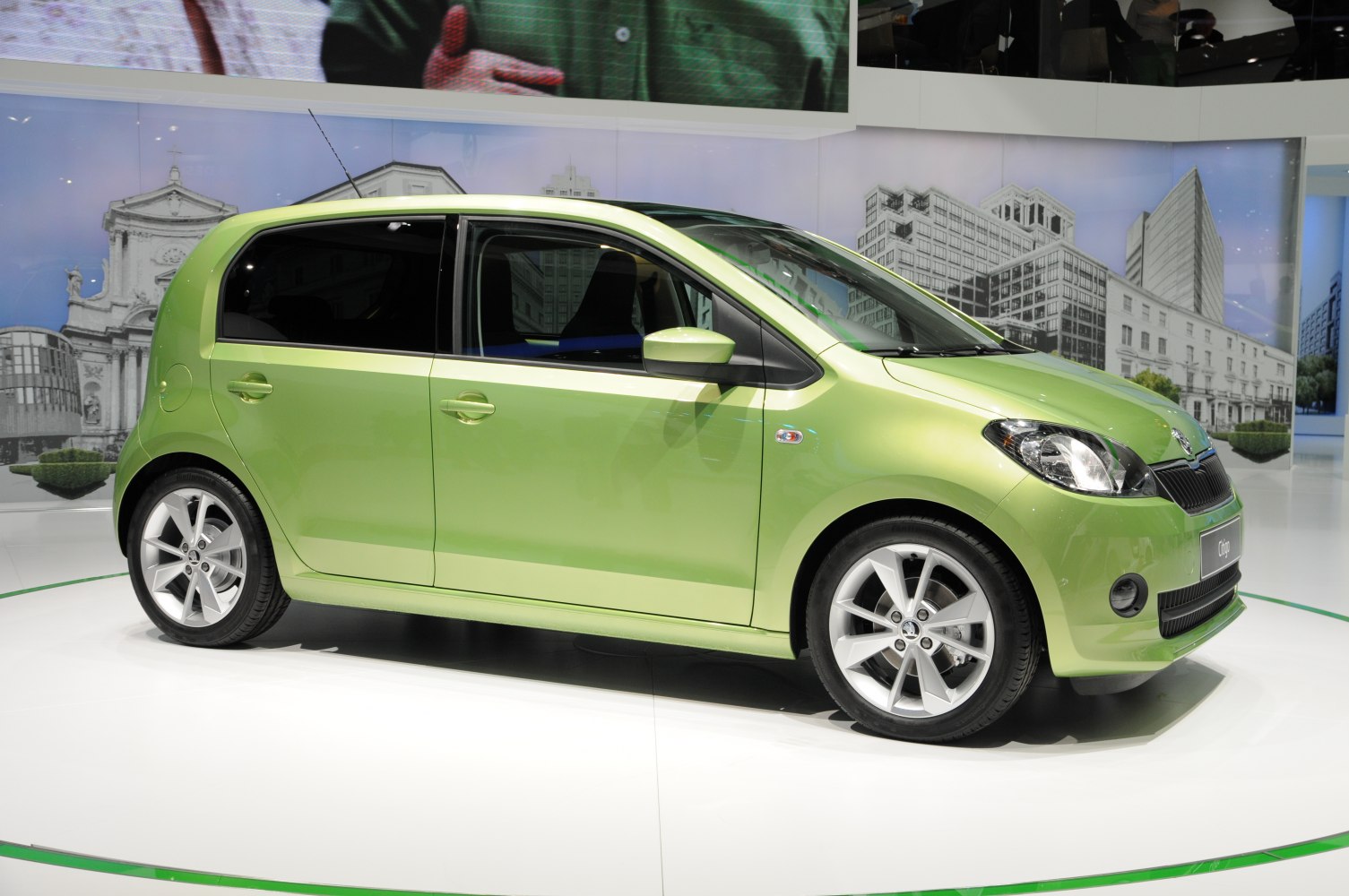 Compact 5-door hatchback with alloy wheels and front fog lights