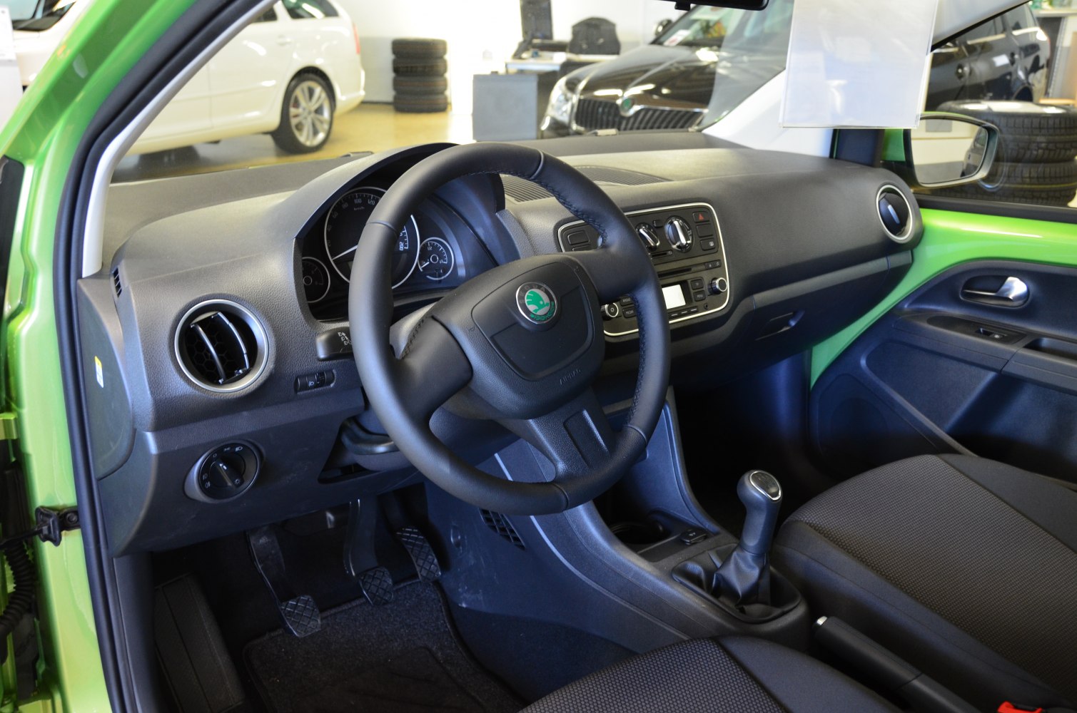 Dashboard and steering wheel with manual gear shift