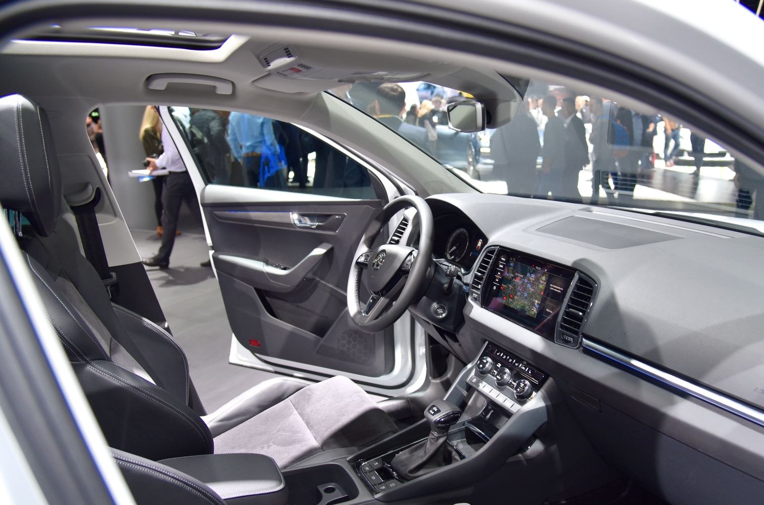 Dashboard and steering wheel with infotainment system and automatic gear shift