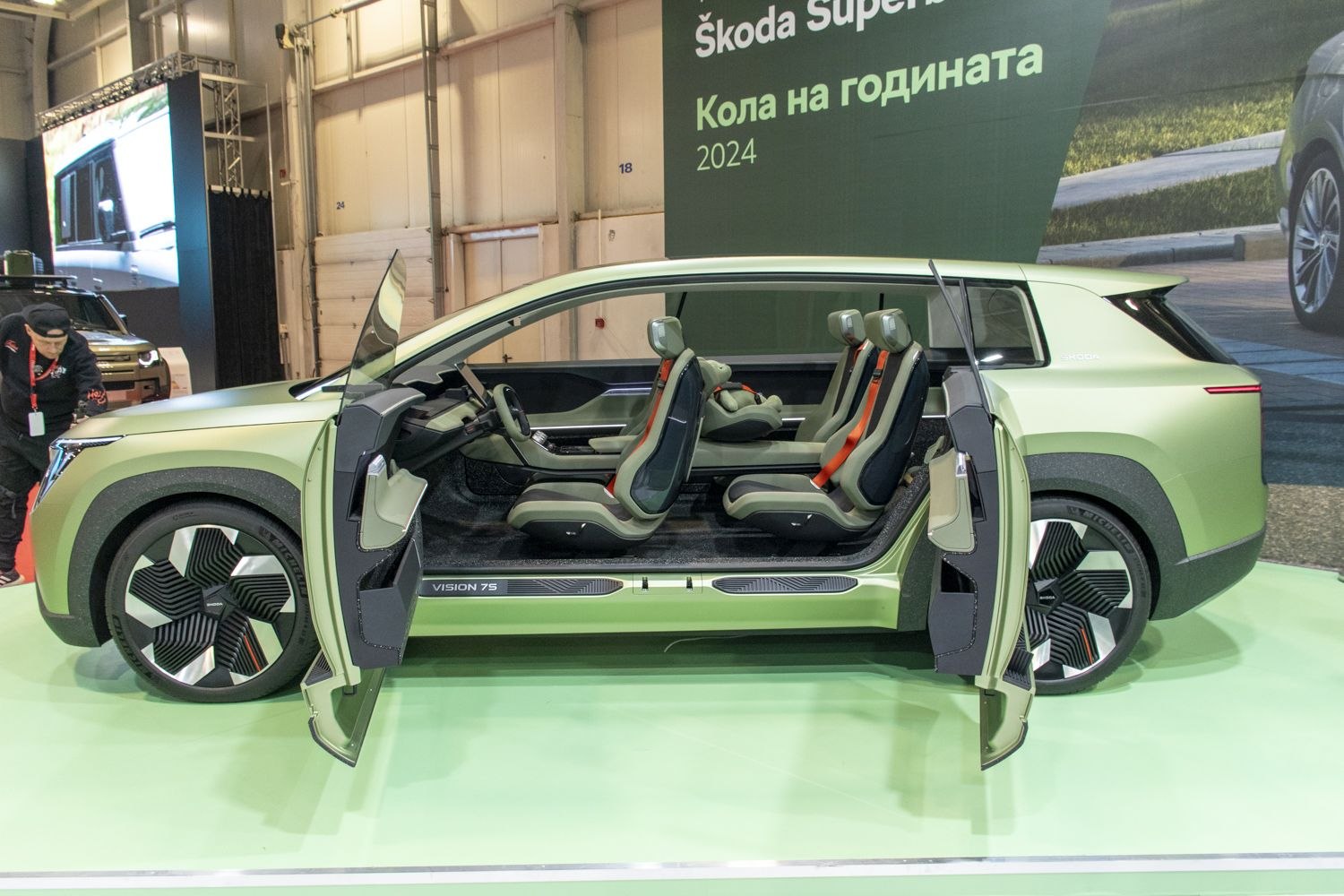 Four-seat interior with all-opening forward and rear door design