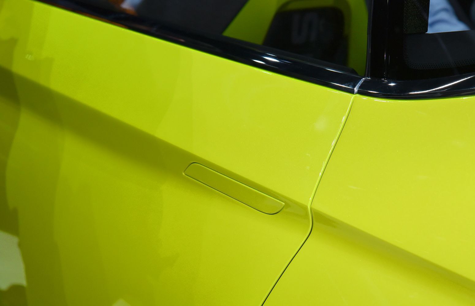 Flush door handle and side mirror on car door