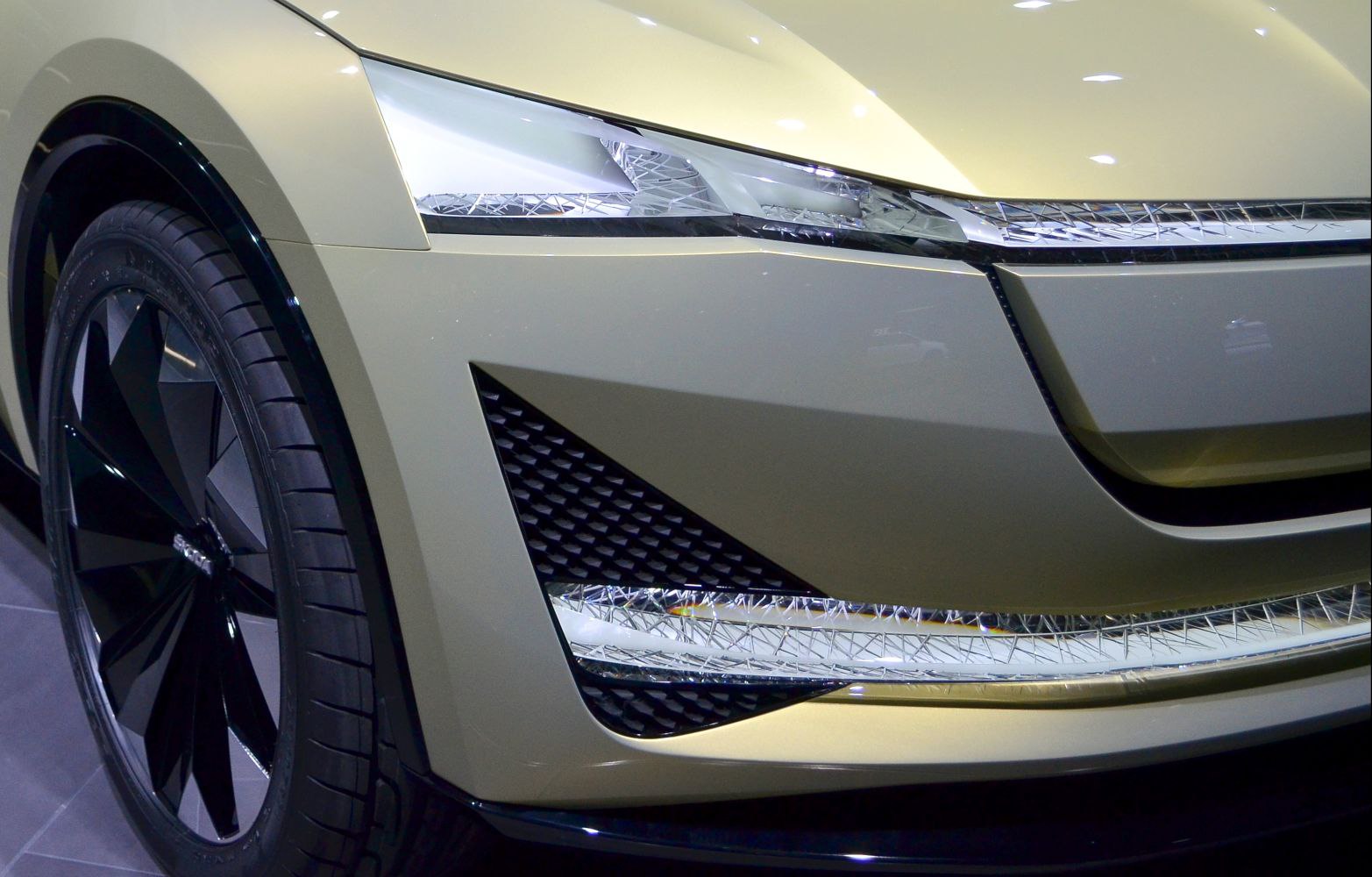 Sharp front headlight and black alloy wheel design.