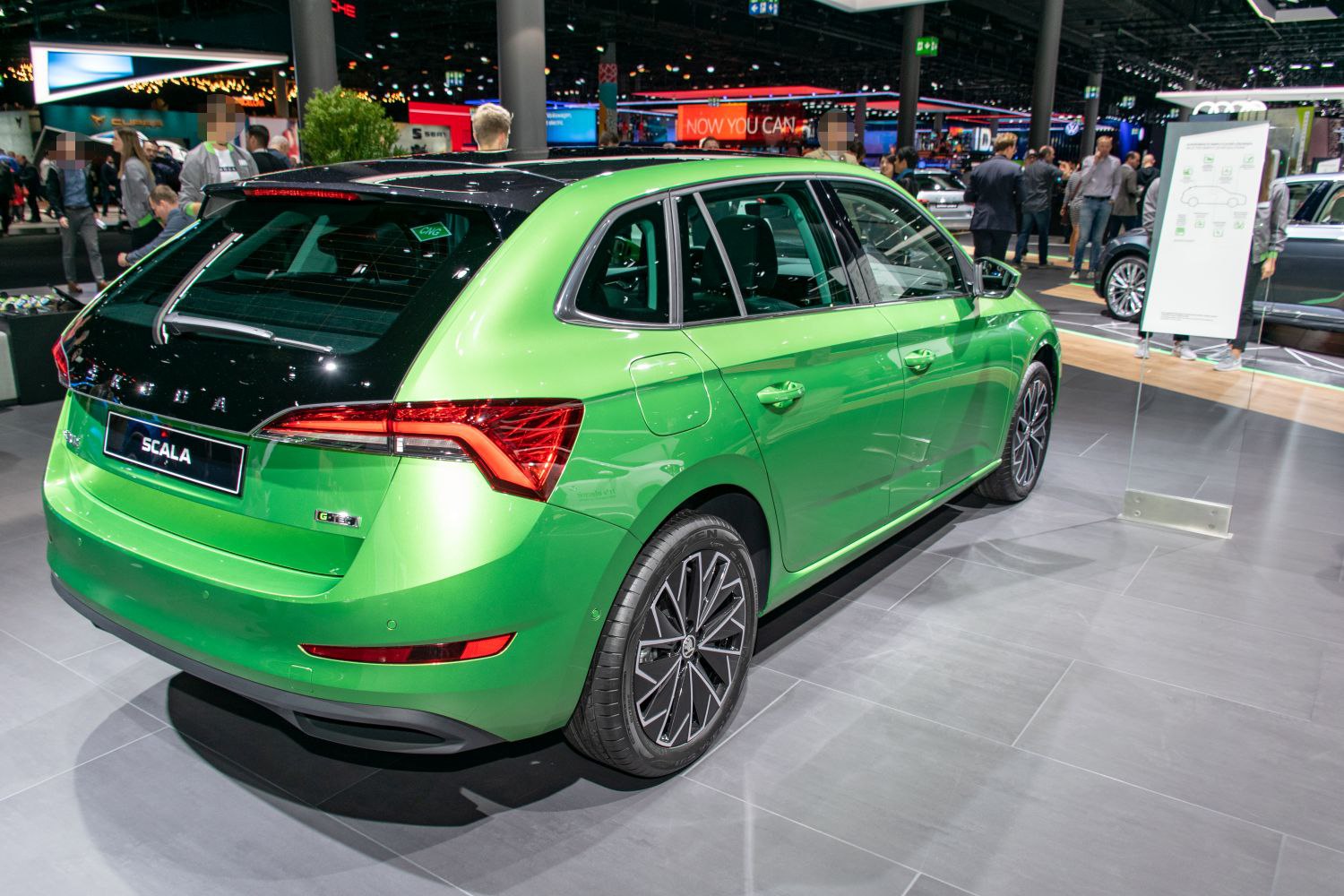 Rear side view with two-tone roof and LED taillights