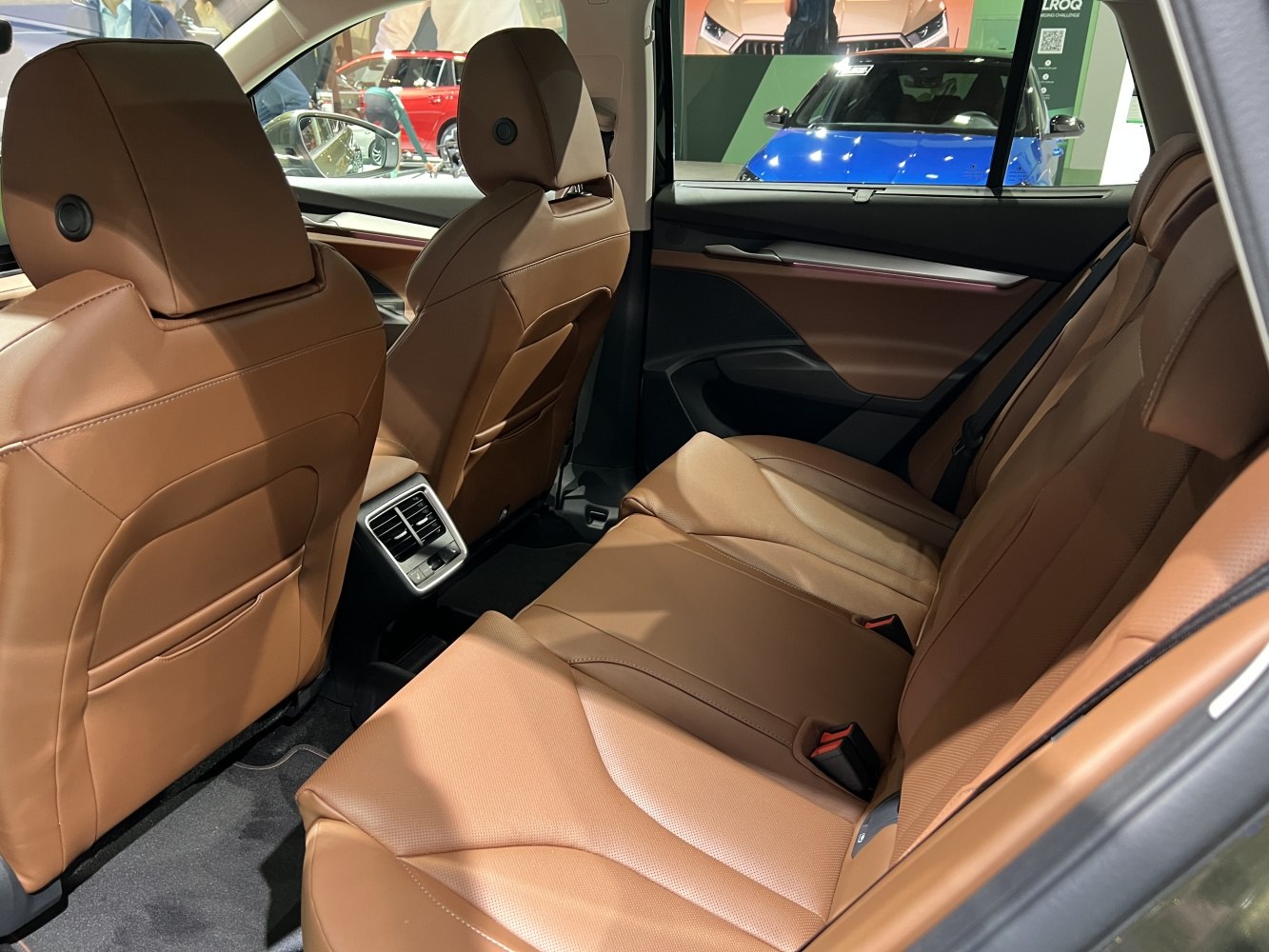 Brown leather rear seats with rear ventilation control