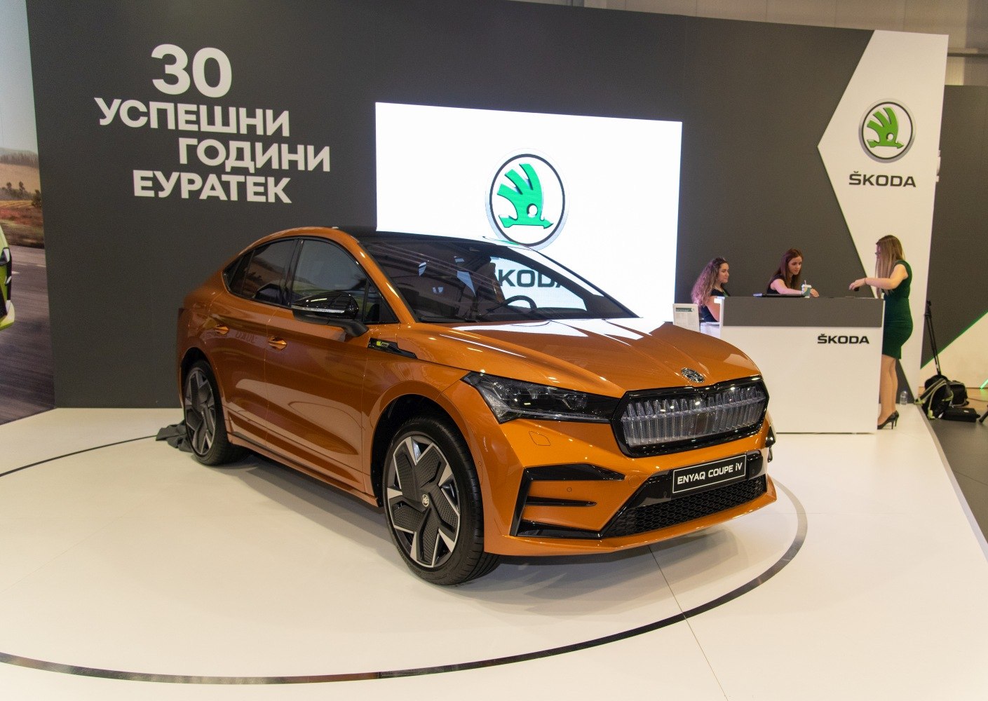Electric SUV front grille and LED headlights