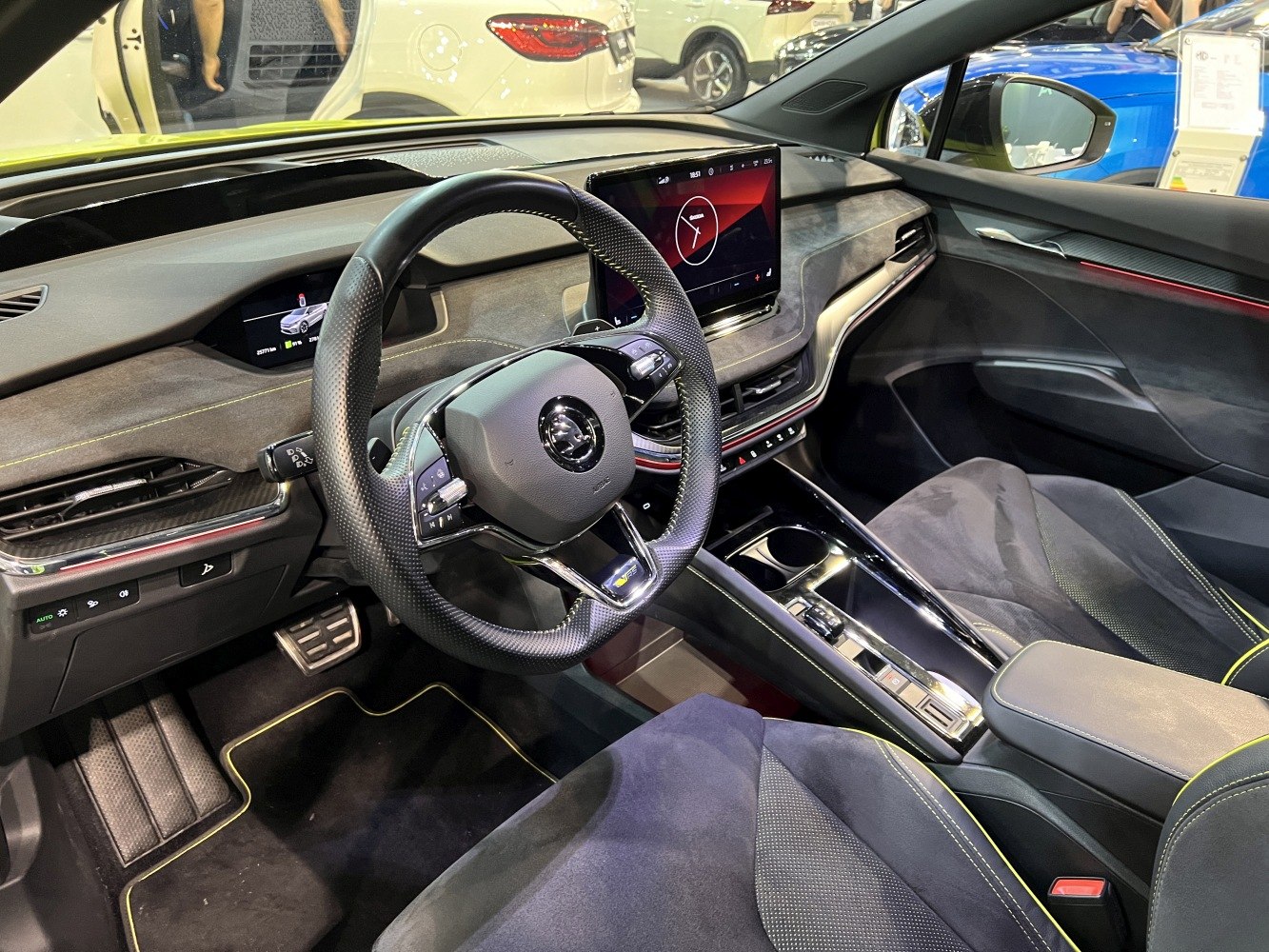 Digital dashboard with touchscreen and multifunction steering wheel