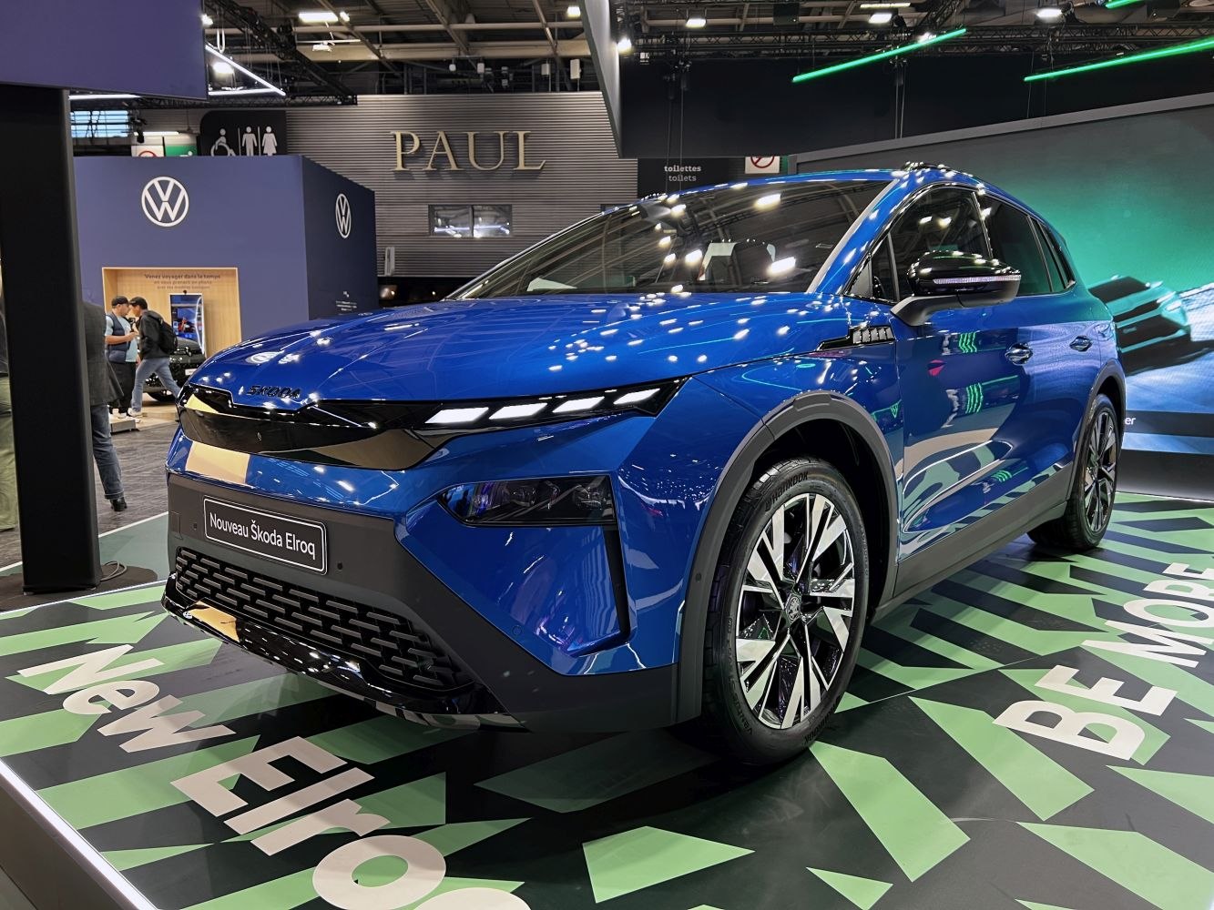 Sleek front fascia and aerodynamic side profile with LED lights and polished alloy wheels
