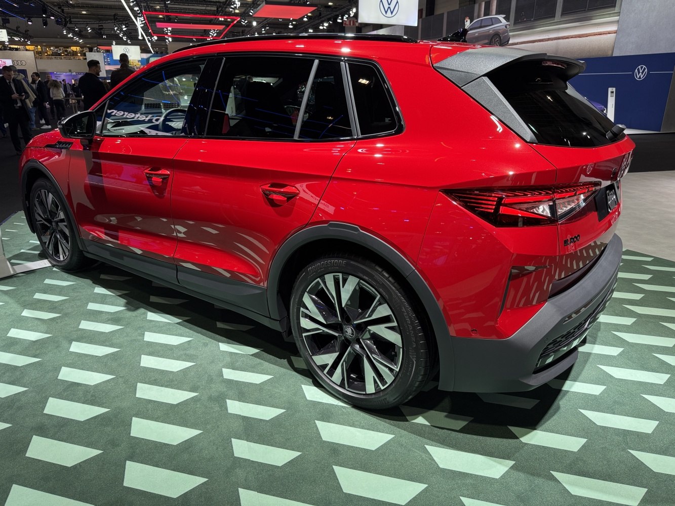 Rear side view with multi-spoke alloy wheels