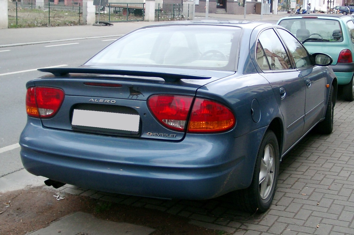 Rear view with spoiler and rounded taillights