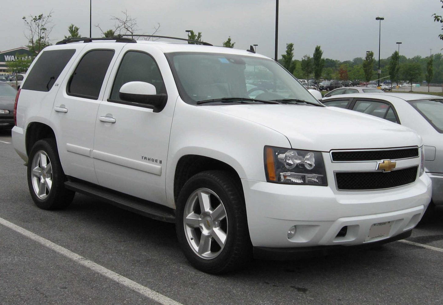 Front side view with alloy wheels and roof rails
