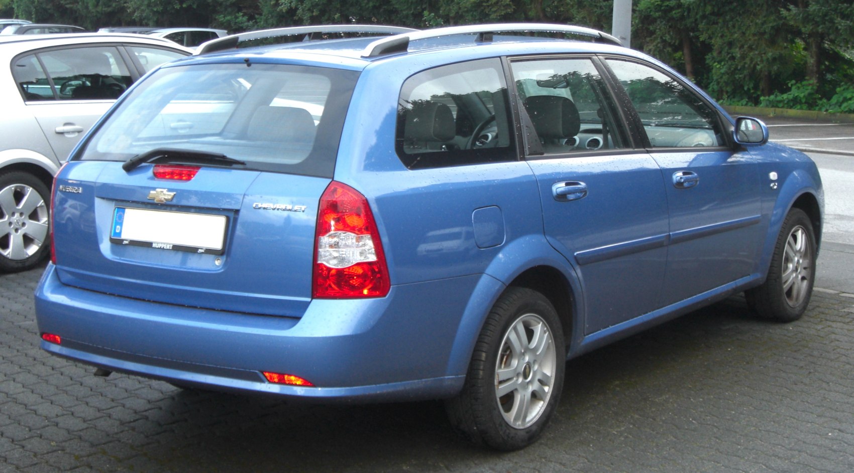 Station wagon rear-side view with roof rails and alloy wheels