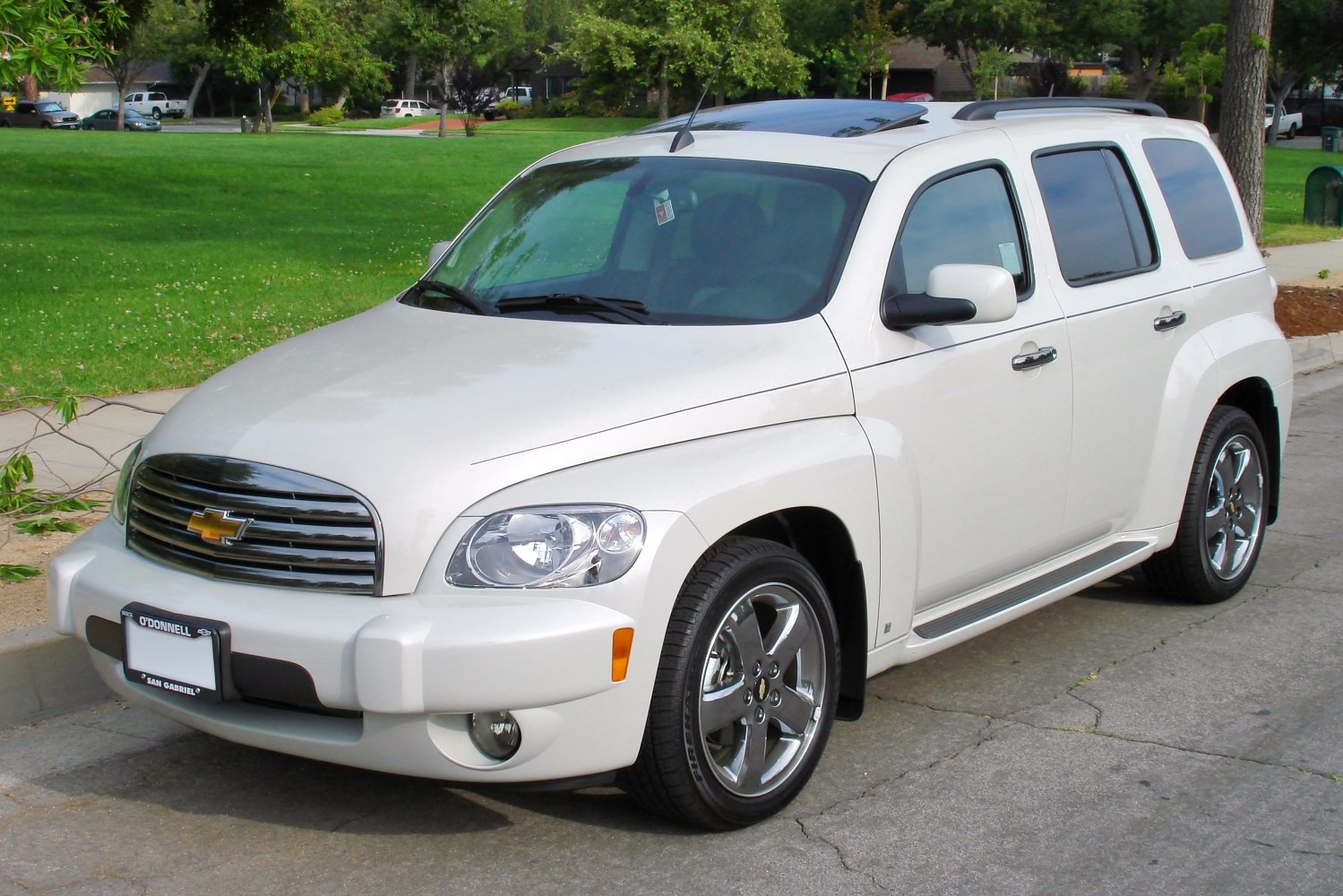 Retro-styled front grille and chrome wheels on white SUV