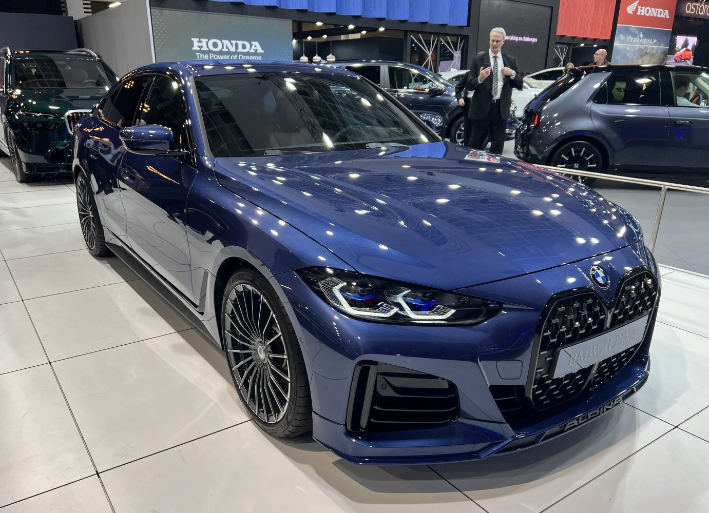 Front view with kidney grille and LED headlights