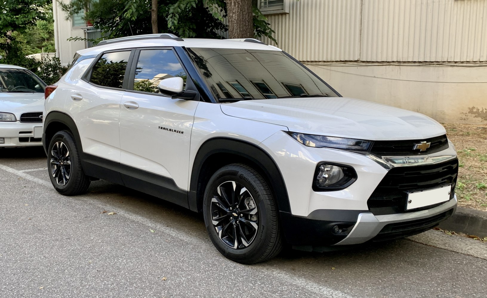 White SUV front-right side view with black alloy wheels