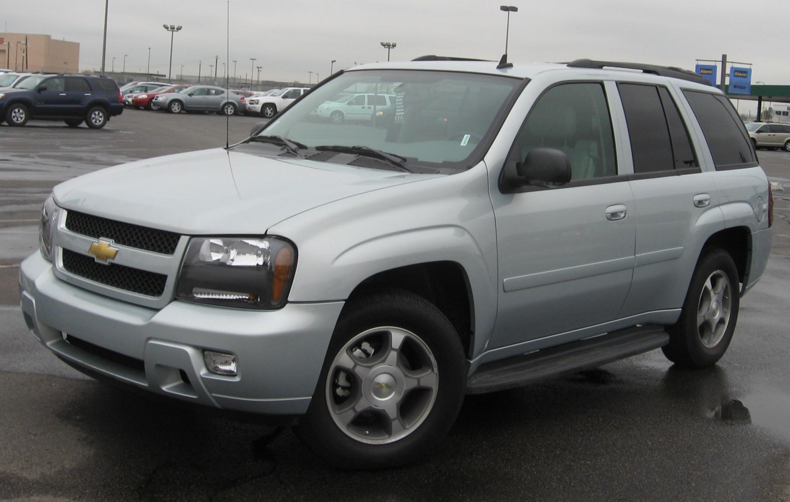 Front side view of an SUV with alloy wheels and signature grille