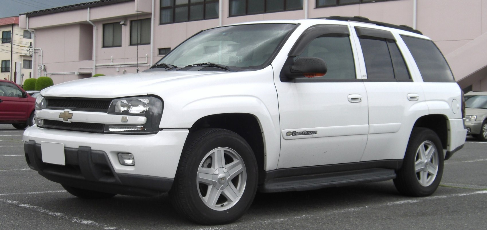 White SUV front and side view with alloy wheels and black trim