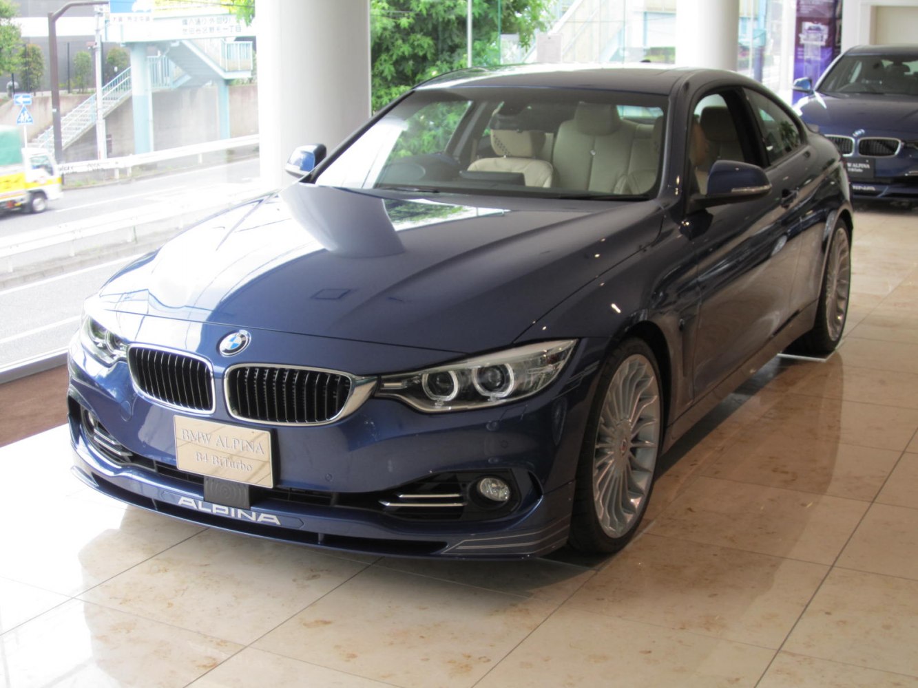 Front fascia with kidney grille and multi-spoke alloy wheels