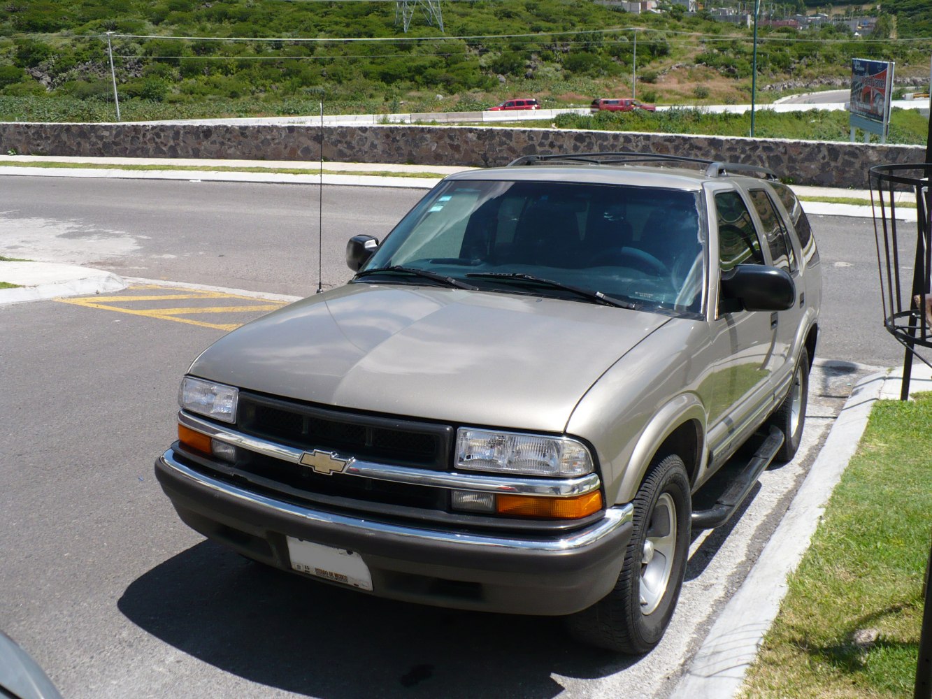 Front view of a 4-door SUV with classic rectangular headlamps and chrome grille.