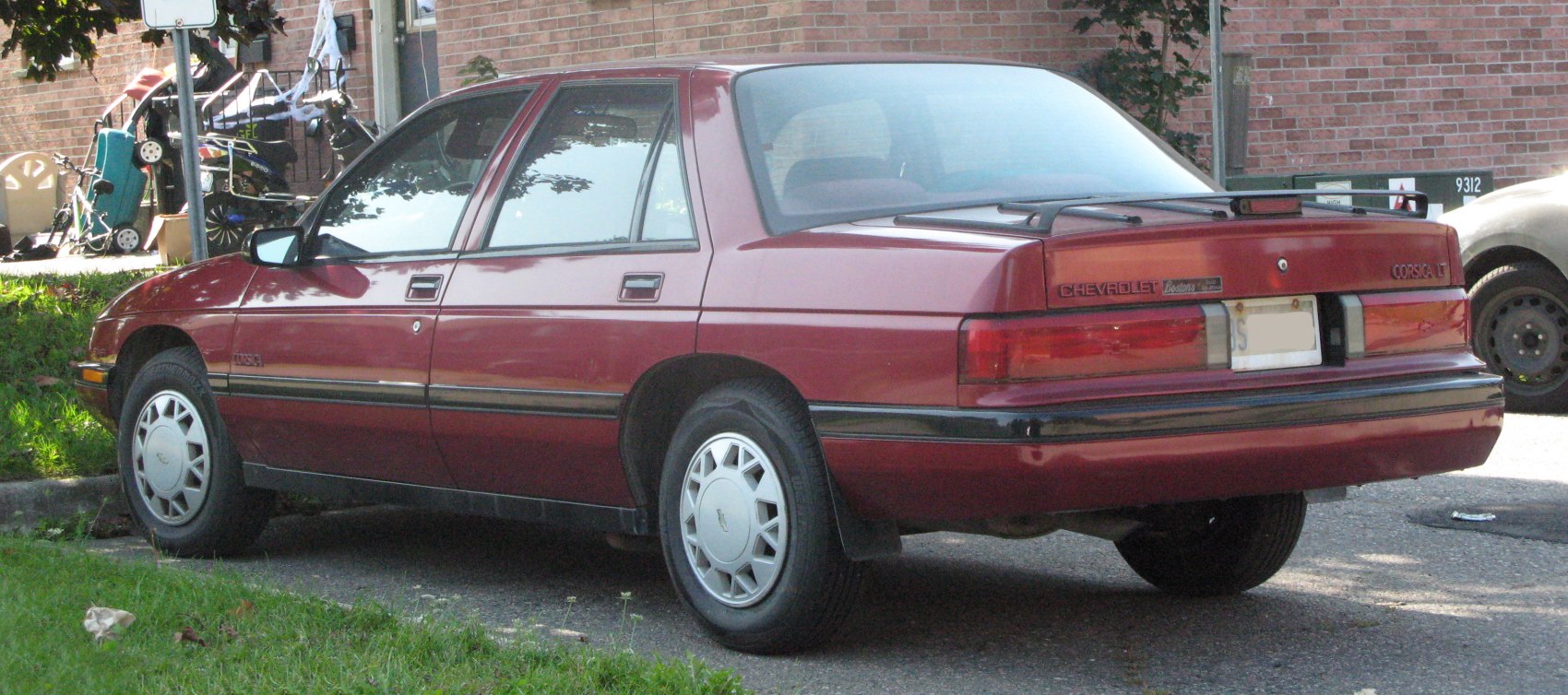 Rear side view with distinctive taillights and roof luggage rack
