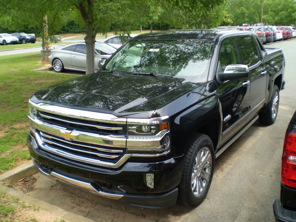 Front grille and crew cab short box of a pickup truck