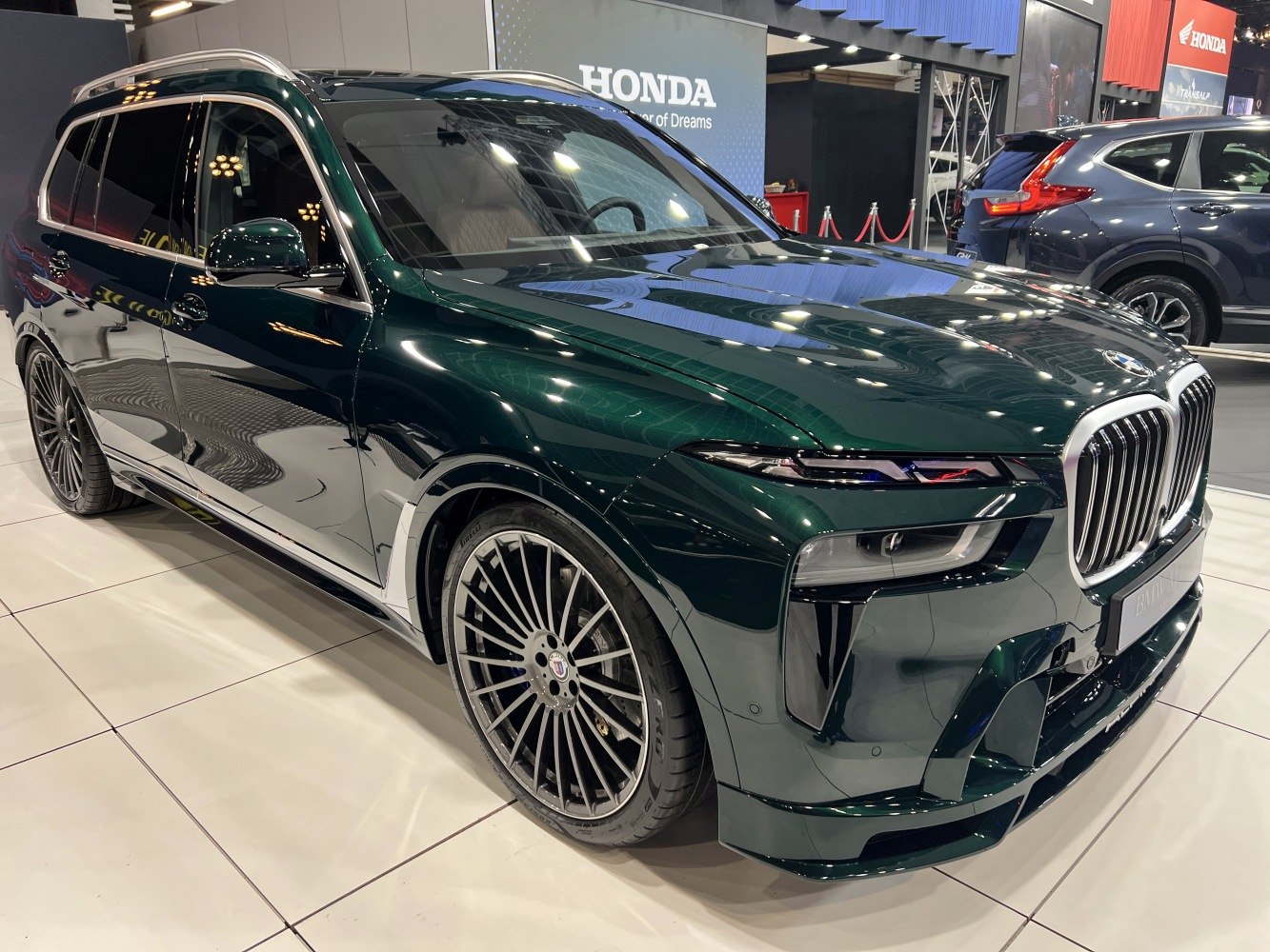 Front grille and multi-spoke alloy wheels of a luxury SUV