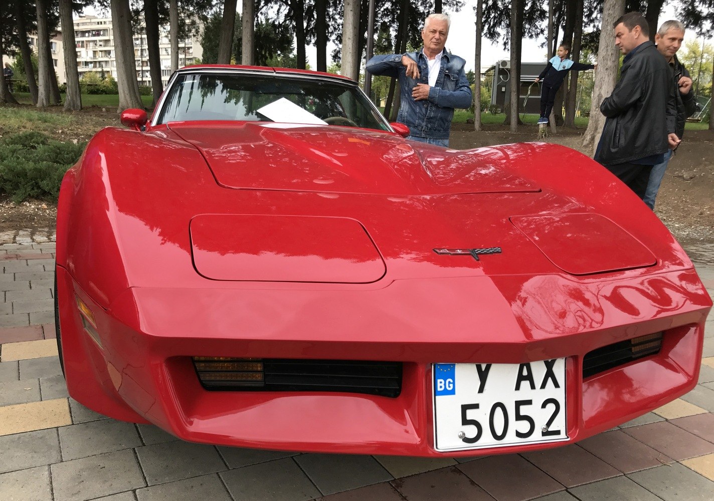 Classic coupe front with pop-up headlights and distinctive hood design