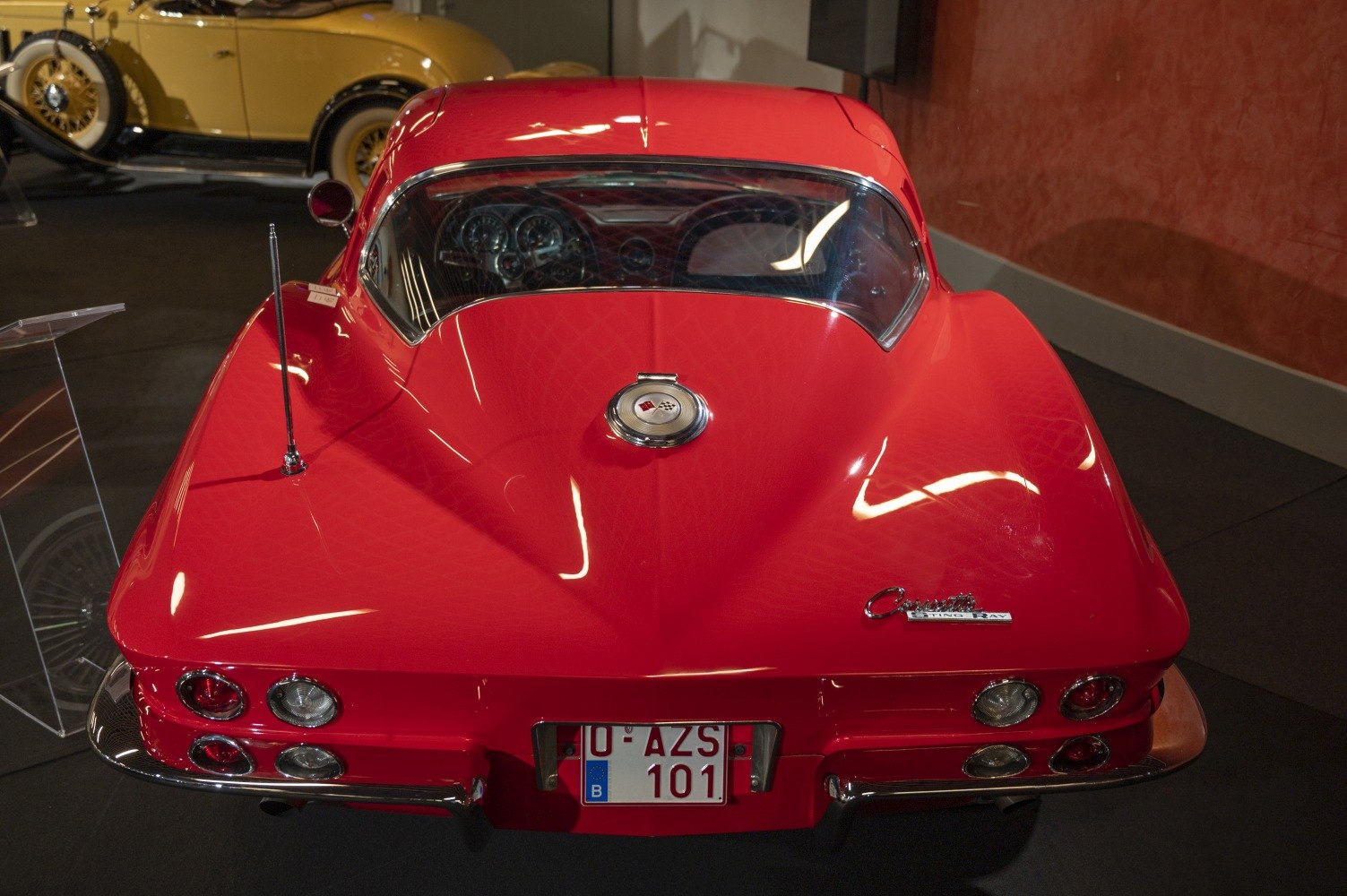 Rear view with split rear window and classic tail lights