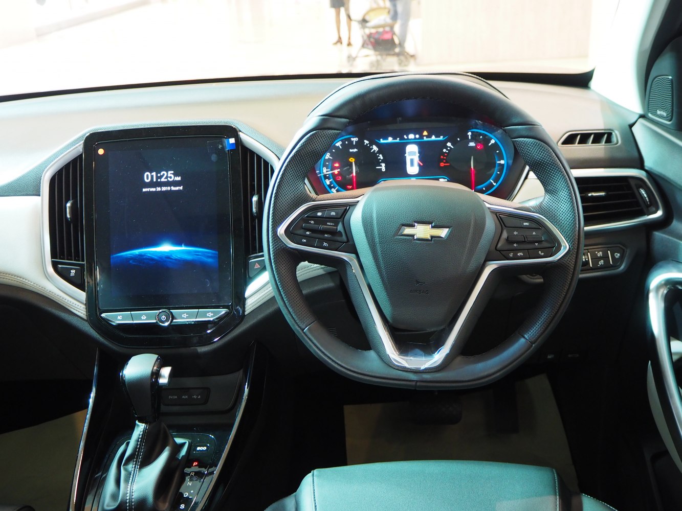Digital instrument cluster and touchscreen infotainment with multifunction steering wheel