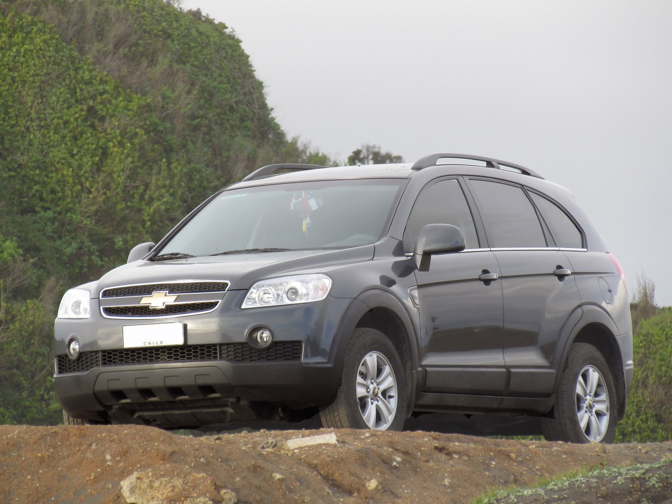 Front-side view of mid-size SUV with roof rails and rugged design