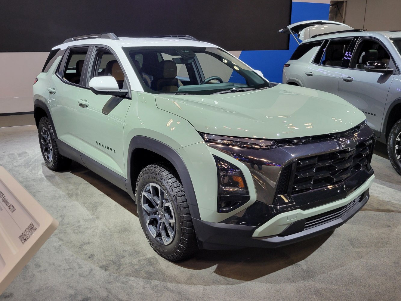 Front grille, sleek headlights, roof rails