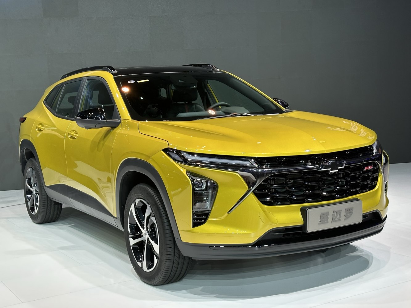 LED headlights, black grille, two-tone roof, modern SUV front view