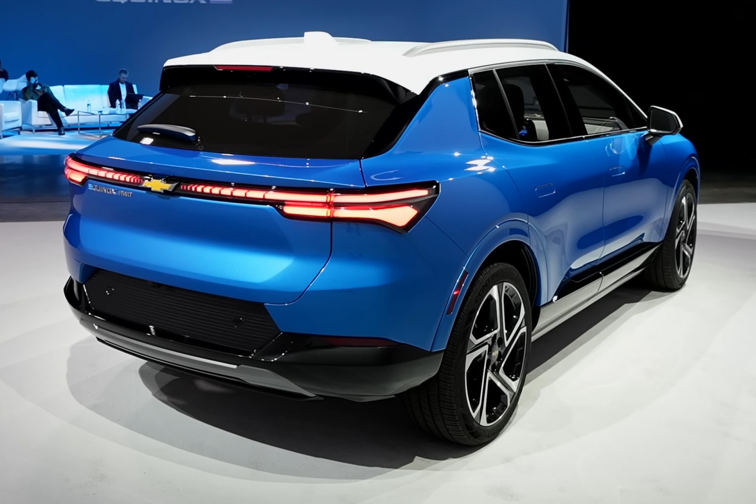 Rear view with LED taillights and two-tone roof