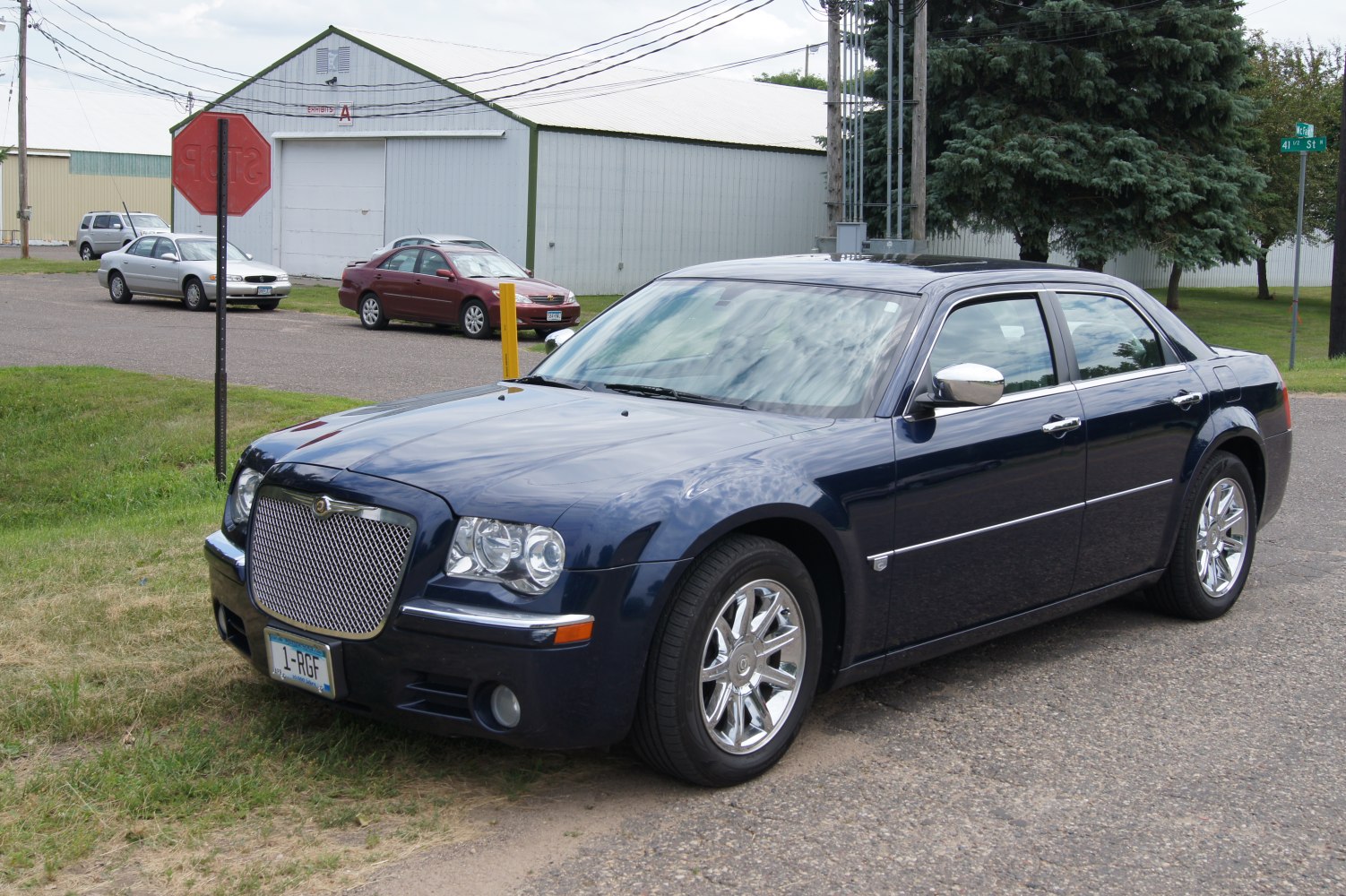 Front three-quarter view, mesh grille, chrome wheels