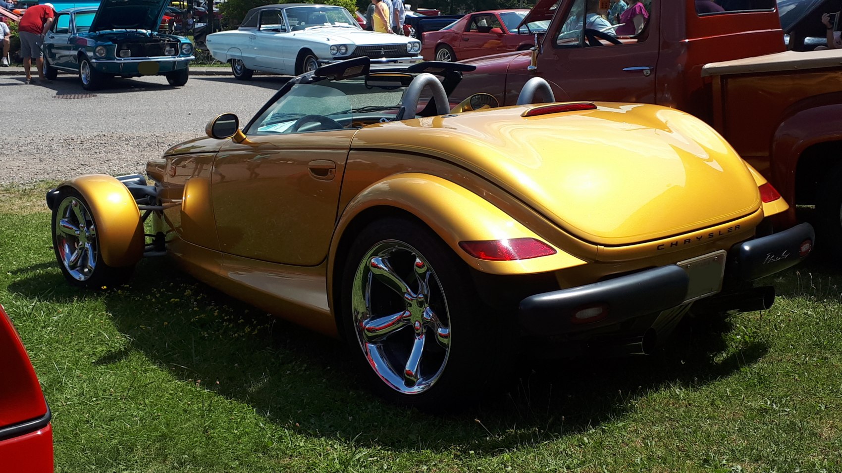 Open front wheel design with retro roadster body and chrome rims.