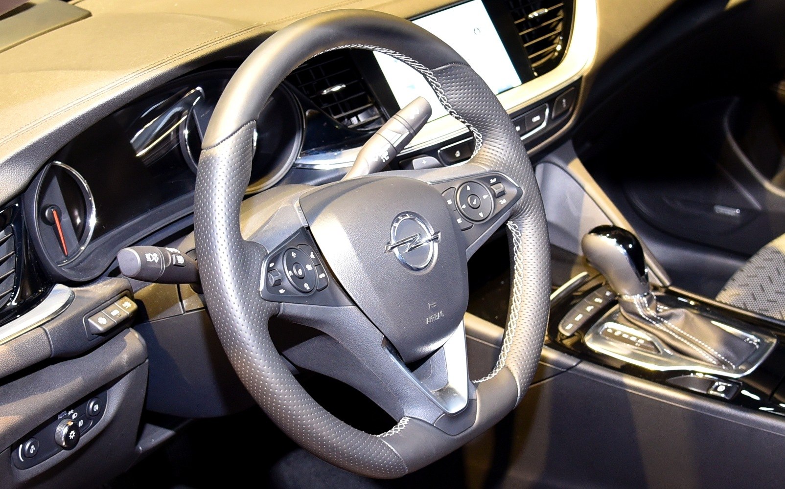 Steering wheel with controls and automatic gear shift