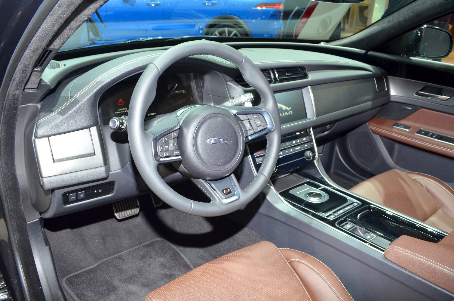 Steering wheel and dashboard with infotainment system