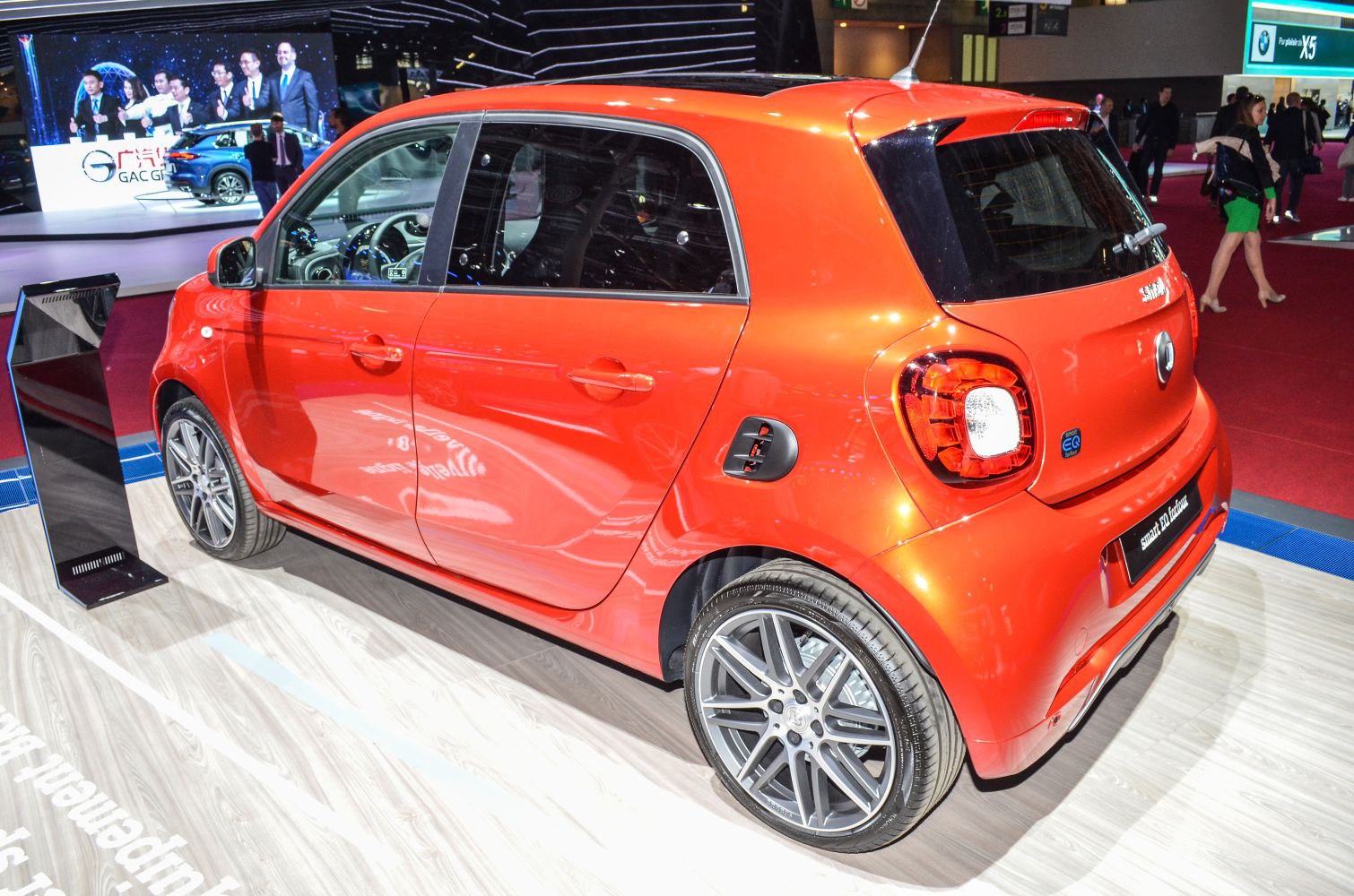 Compact 5-door electric vehicle with alloy wheels and smooth bodywork