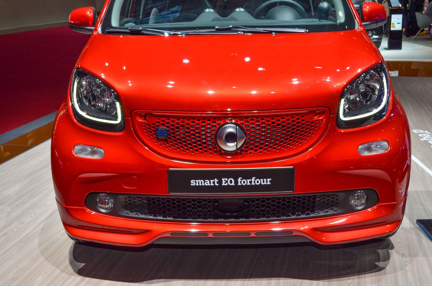 Front fascia with LED headlights and distinctive grille