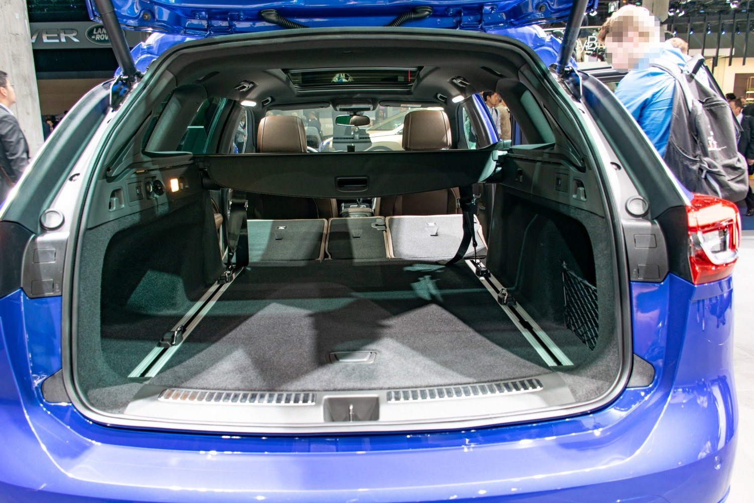 Open spacious trunk with foldable rear seats