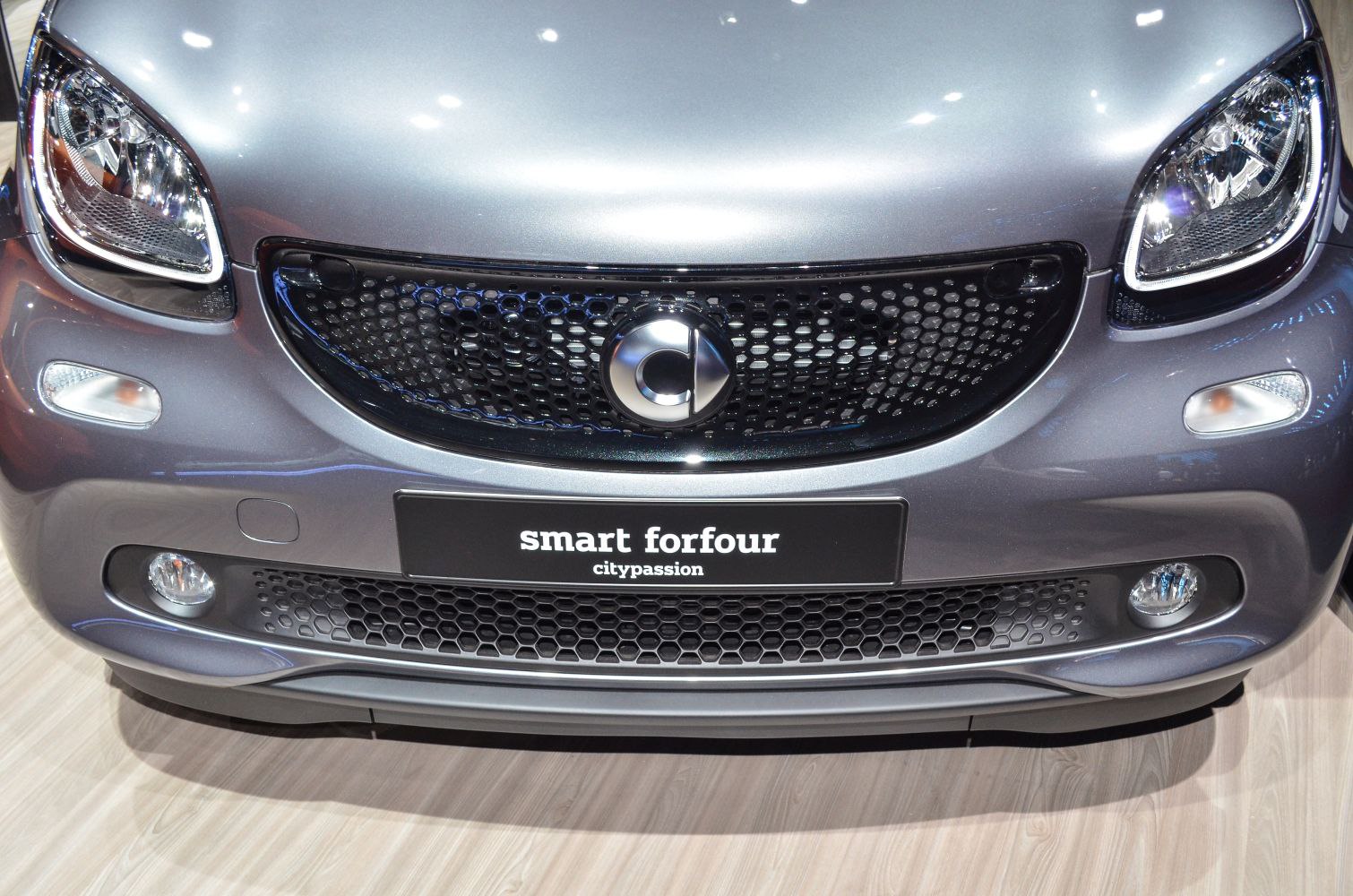 Smart Forfour II front grille with headlights and fog lights close-up