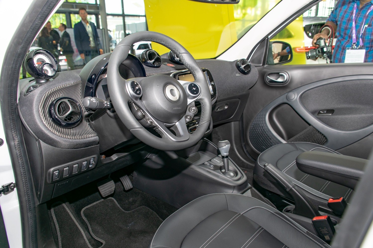 Dashboard, steering wheel, center console with gear shifter