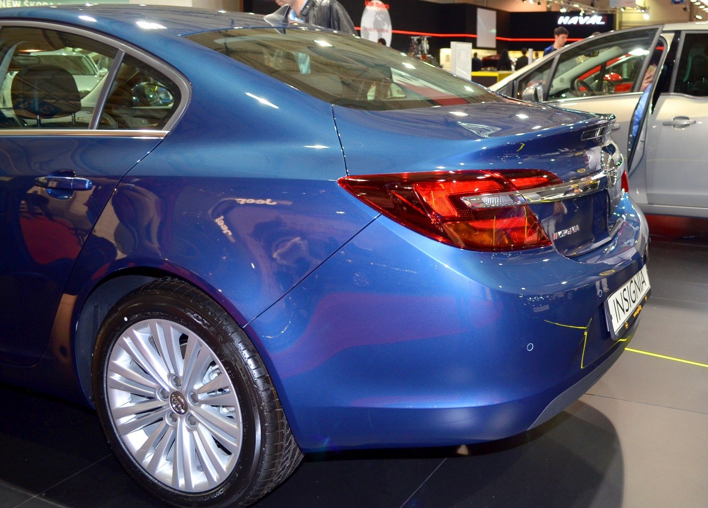 Rear side with tail light and alloy wheel in blue finish