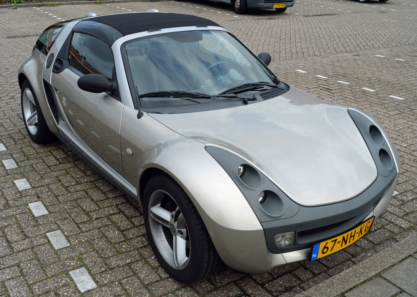 Compact sporty coupe with unique dual-headlight design
