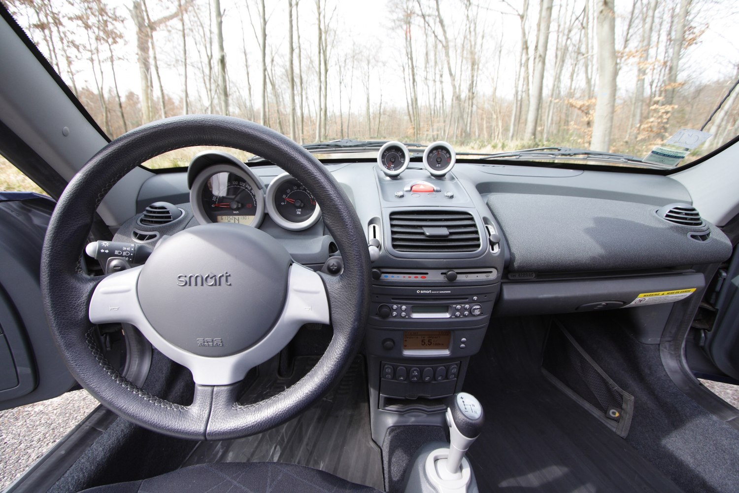 Dashboard, steering wheel, center console interior layout