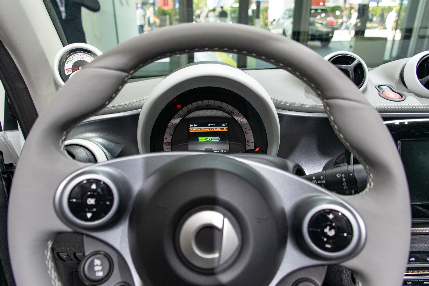 Steering wheel and digital dashboard with battery charge and speedometer