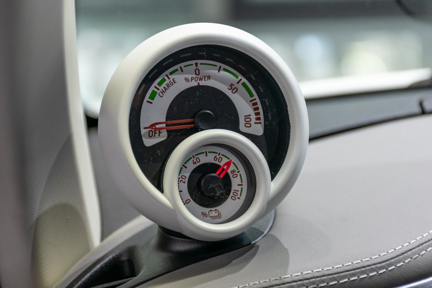 Dual circular gauge showing power output and battery percentage