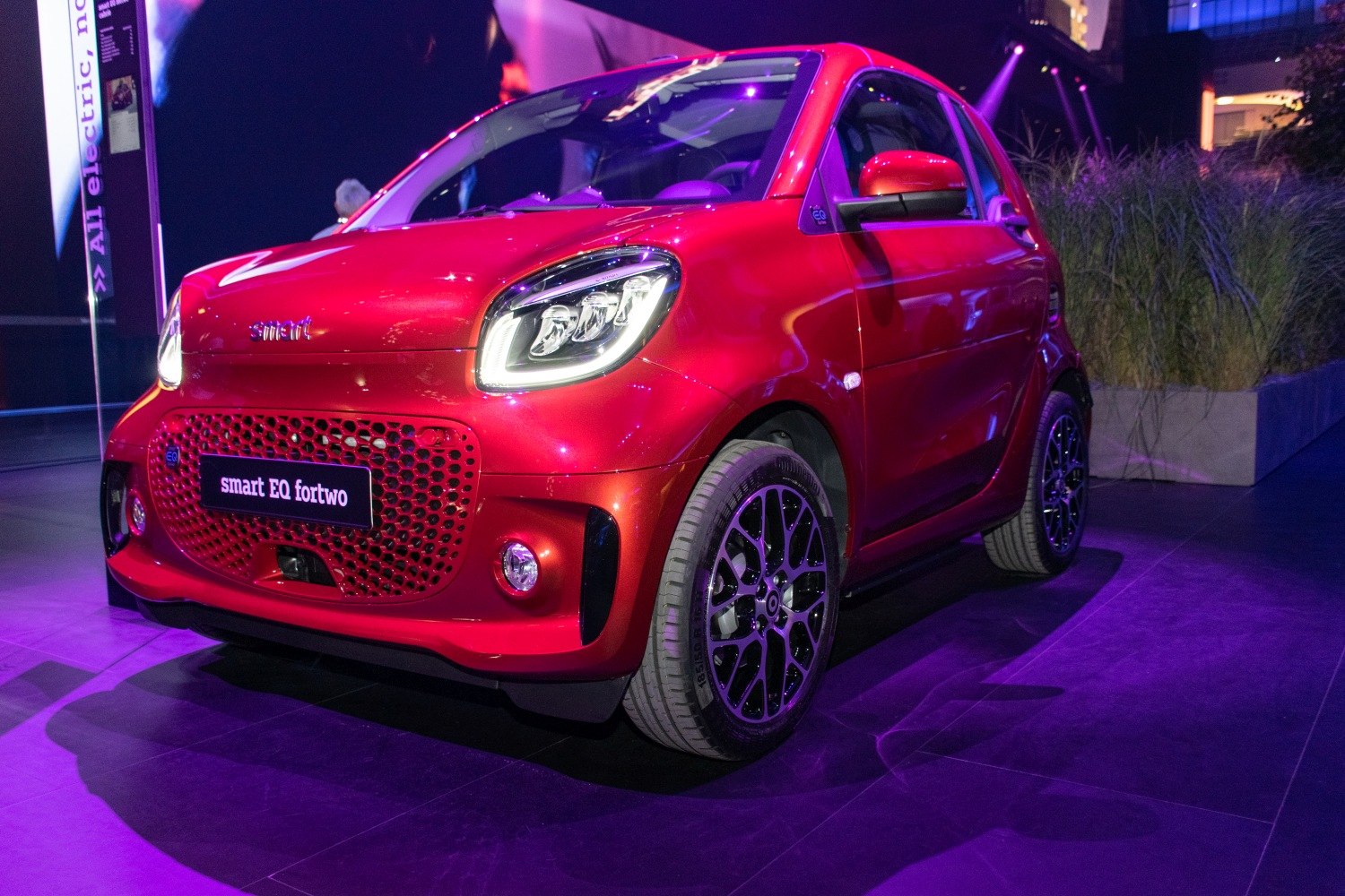 Front view with LED headlights and honeycomb grille
