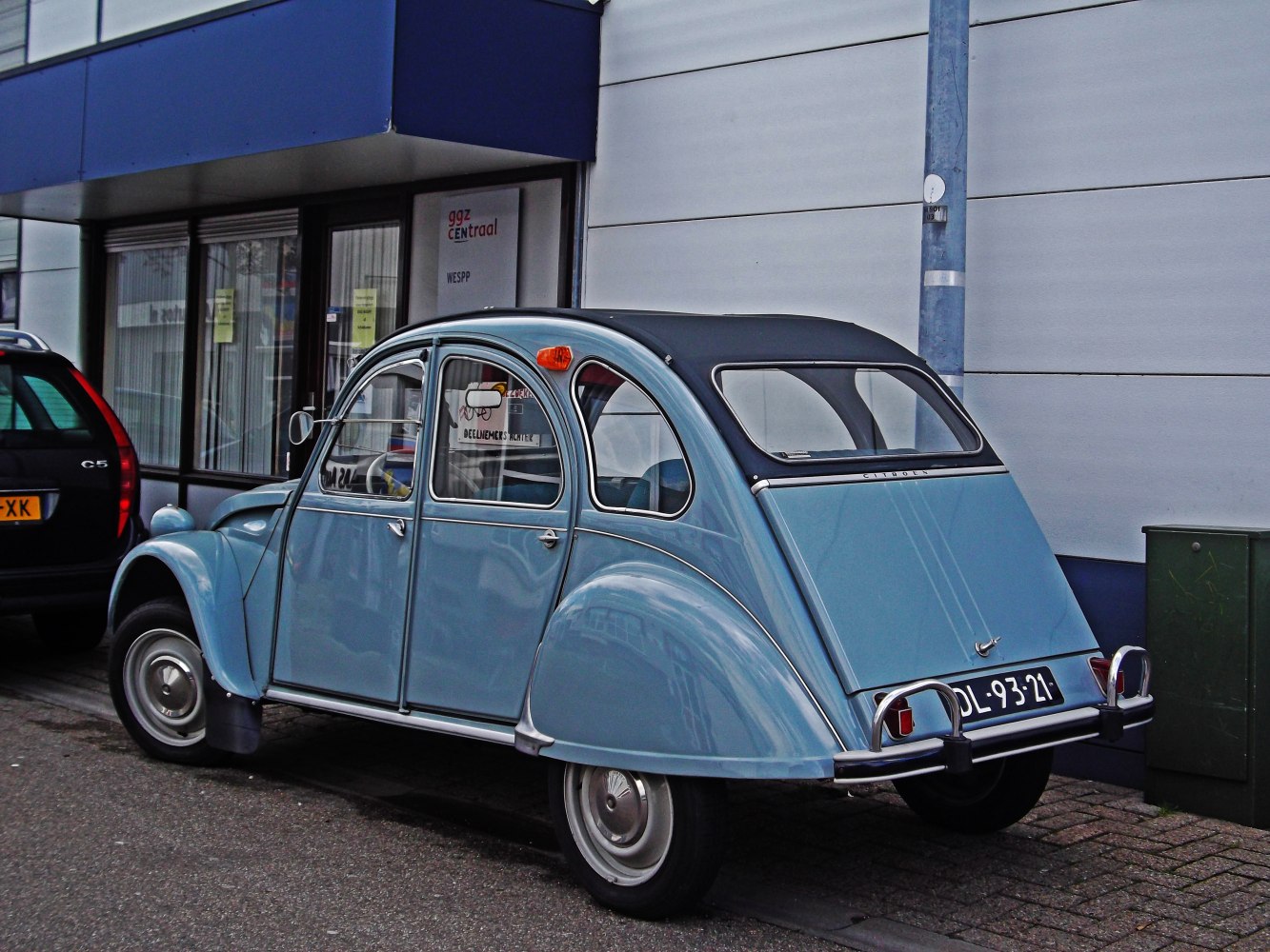 Compact vehicle with rounded fenders and soft fabric roof