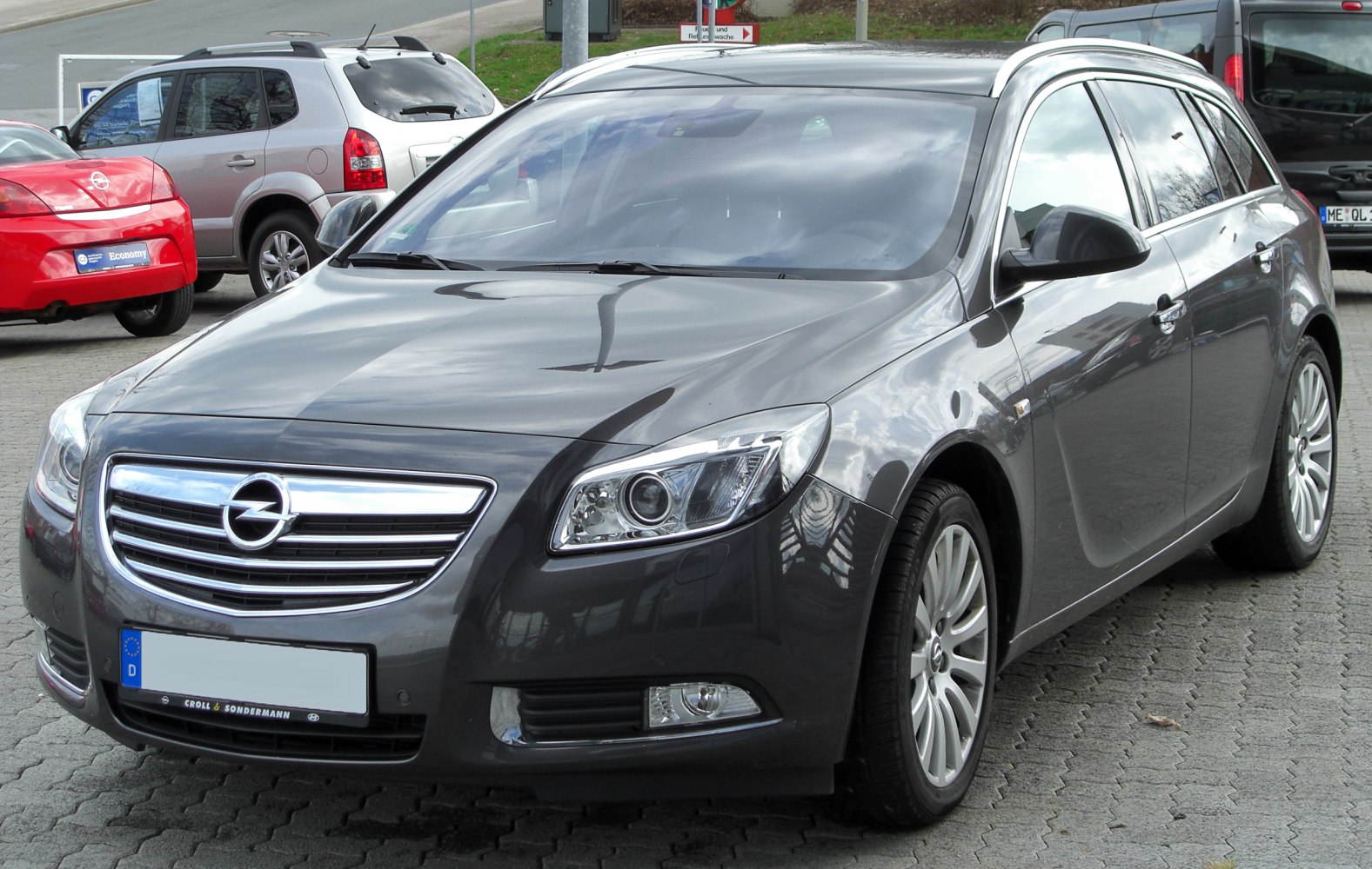 Front and side view of a modern station wagon with roof rails and alloy wheels